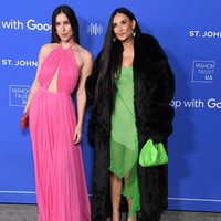 Mantan istri Bruce Willis itu hadir ke acara penghargaan fashion tersebut bersama putrinya Scout LaRue Willis. Keduanya sama-sama mengenakan busana dalam warna bold. Foto: Getty Images