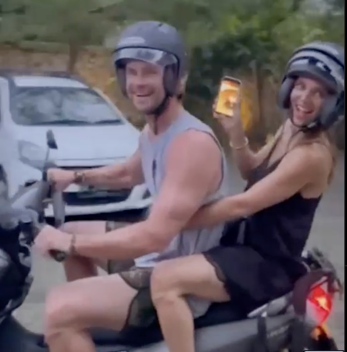 Aktor Hollywood, Chris Hemsworth, berkendara motor di Bali dengan menggunakan pakaian lengkap dan helm sebagai perangkat safety. Aktor Hollywood, Chris Hemsworth, berkendara motor di Bali dengan menggunakan pakaian lengkap dan helm sebagai perangkat safety.