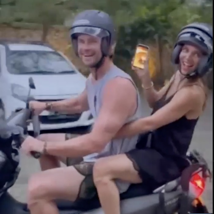 Aktor Hollywood, Chris Hemsworth, berkendara motor di Bali dengan menggunakan pakaian lengkap dan helm sebagai perangkat safety.