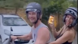 Naik Motor Pakai Helm, Chris Hemsworth Ajarkan Turis Asing Cara Berkendara yang Baik di Bali