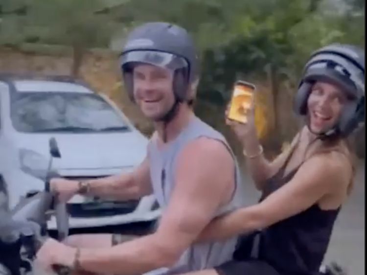 Beda dari Bule Lain, 5 Potret Chris Hemsworth di Bali yang Tuai Pujian