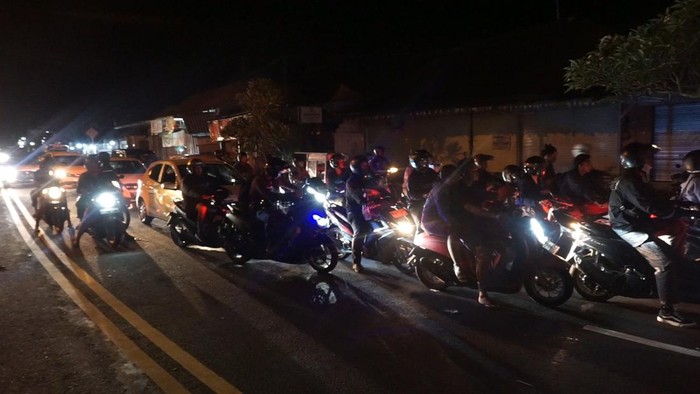Antrean kendaraan di jalur Denpasar-Gilimanuk, Kelurahan Kapal, Badung, Bali, Selasa (21/3/2023) malam.