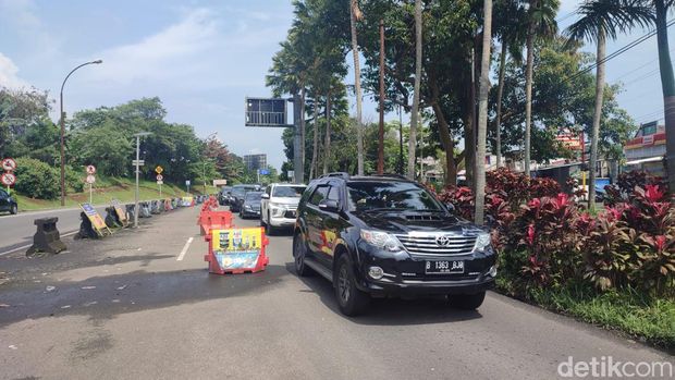 Antrean kendaraan keeluar Tol Ciawi menuju Puncak di Simpang Gadog.