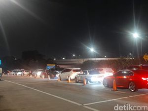 Imbas Blokade Tol Jatikarya, Lalin Tol Jagorawi Arah Cibubur Macet