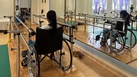 Kini Puteri Rafasya harus beraktivitas dengan kursi roda setelah jatuh dengan posisi duduk dan bagian punggungnya membentur peralatan syuting. Foto: Instagram @puterirafasya1