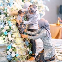 Tedak sinten sinten sendiri merupakan prosesi adat Jawa yang biasanya digelar saat anak pertama kali belajar menginjakkan kaki ke tanah. Terlihat Ricis dan Ryan yang kompak melewati satu demi satu prosesi tedak sinten bersama sang anak. Foto: Instagram/@windrafotografi