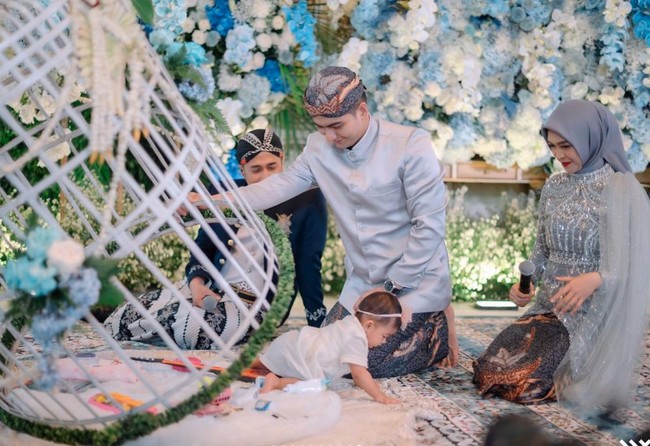 Di acara tersebut baby Moana mengikuti beragam sesi, salah satunya proses memasukkan baby Moana ke dalam kurungan yang sudah berisi beragam mainan. Mainan yang dipilih oleh baby Moana yang kemudian akan menjadi gambaran kesukaannya di masa depan. Foto: Instagram/@windrafotografi