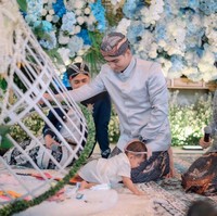 Di acara tersebut baby Moana mengikuti beragam sesi, salah satunya proses memasukkan baby Moana ke dalam kurungan yang sudah berisi beragam mainan. Mainan yang dipilih oleh baby Moana yang kemudian akan menjadi gambaran kesukaannya di masa depan. Foto: Instagram/@windrafotografi