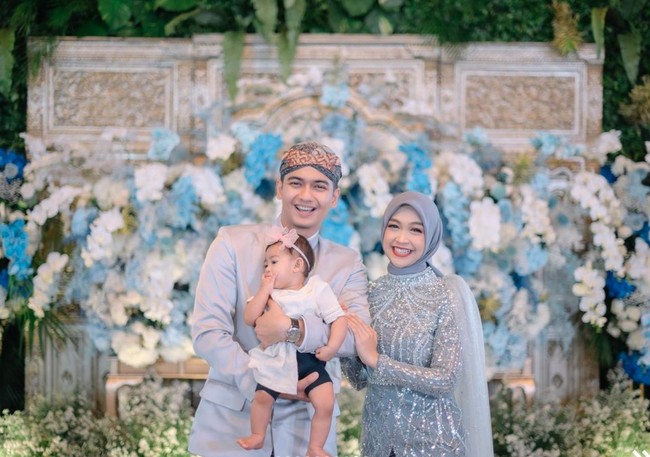Ekspresi bahagia tampak jelas menghiasi wajah Ricis dan Ryan. Sang buah hati kini sudah tumbuh semakin besar, sehat, dan juga pintar. Foto: Instagram/@windrafotografi