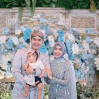 Ekspresi bahagia tampak jelas menghiasi wajah Ricis dan Ryan. Sang buah hati kini sudah tumbuh semakin besar, sehat, dan juga pintar. Foto: Instagram/@windrafotografi