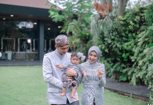 Begini potret kompak ketiganya di acara tedak sinten Moana. Di acara tersebut beberapa selebriti juga tampak hadir dan turut memeriahkan. Foto: Instagram/@windrafotografi