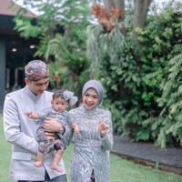 Begini potret kompak ketiganya di acara tedak sinten Moana. Di acara tersebut beberapa selebriti juga tampak hadir dan turut memeriahkan. Foto: Instagram/@windrafotografi