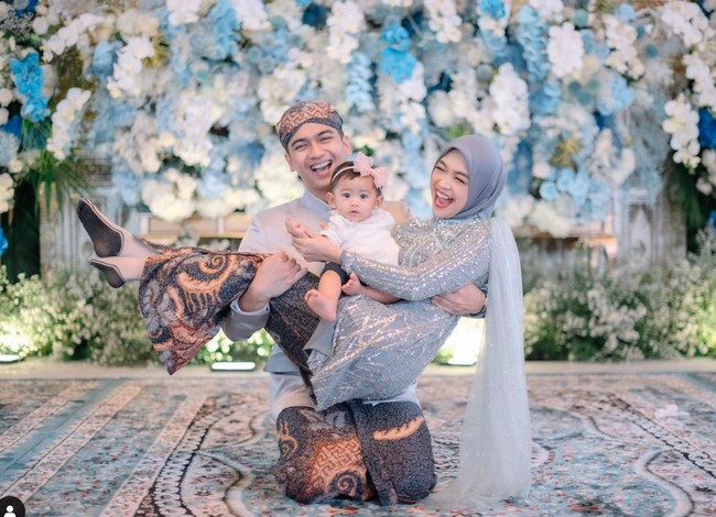 Pada 19 Maret 2023 Ria Ricis dan Teuku Ryan menggelar acara tedak sinten untuk putri pertamanya, Cut Raifa Aramoana atau yang dikenal dengan nama baby Moana. Acara tedak sinten sendiri merupakan salah satu tradisi adat Jawa yang dilakukan saat anak berusia 7 atau 8 bulan. Foto: Instagram/@windrafotografi