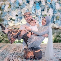Pada 19 Maret 2023 Ria Ricis dan Teuku Ryan menggelar acara tedak sinten untuk putri pertamanya, Cut Raifa Aramoana atau yang dikenal dengan nama baby Moana. Acara tedak sinten sendiri merupakan salah satu tradisi adat Jawa yang dilakukan saat anak berusia 7 atau 8 bulan. Foto: Instagram/@windrafotografi