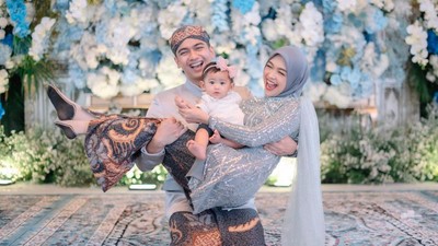 8 Foto Tedak Sinten Baby Moana Anak Ria Ricis, Mewah Didominasi Warna Biru