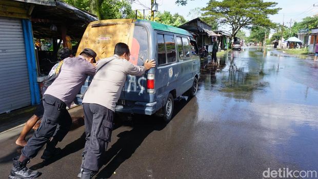 Banjir Rendam Jalur Alternatif Mojokerto-Jombang, Banyak Motor-Mobil Mogok