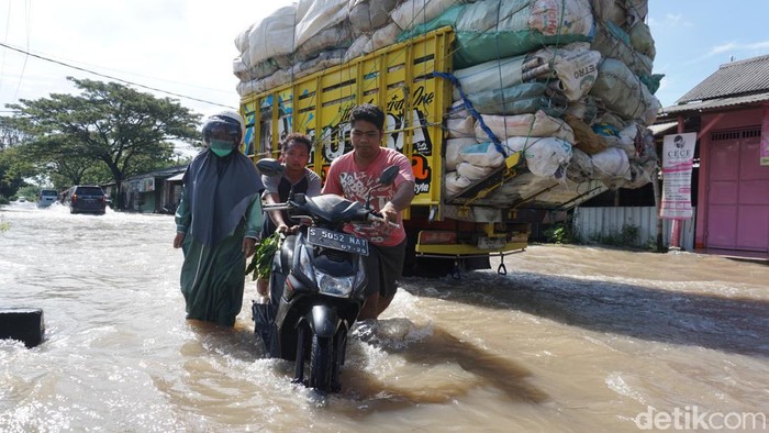 Banjir Rendam Jalur Alternatif Mojokerto-Jombang, Banyak Motor-Mobil Mogok