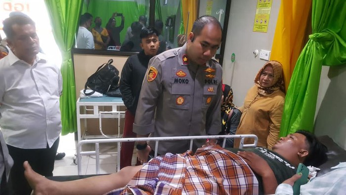 Kapolsek Batu Ampar, Kompol Dwihatmoko Wiroseno menjenguk anggotanya korban pengeroyokan. Istimewa