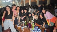 Bersama Nagita Slavina dan sahabat lainnya, Celine juga asyik menghadiri konser Tulus. Memesan area VIP ada banyak minuman segar dan camilan untuk menemani waktu konsernya. Foto: Instagram/celine_evangelista