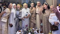 Berbagai perayaan juga sering dilangsungkan Celine dan teman-teman. Tak lupa suguhan makanan dan minuman tidak pernah absen dari atas meja. Foto: Instagram/celine_evangelista