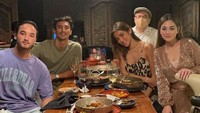 Pergi ke Bali, Celine Evangelista juga menyambangi Jessica Iskandar. Makan malam menjadi momen penyambutan yang hangat bagi Celine setibanya di Bali. Foto: Instagram/celine_evangelista