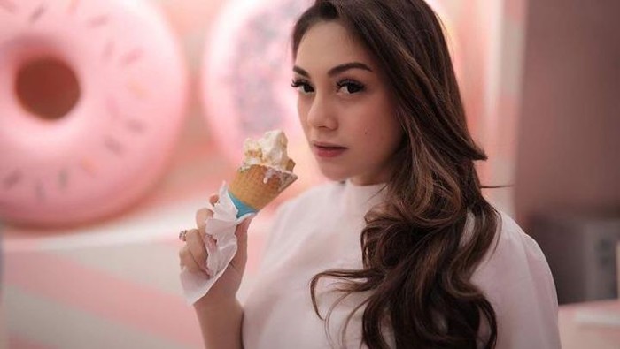 Celine Evangelista, Sahabat Marshel Widianto yang Doyan Es Krim