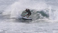 Aksi Chris Hemsworth menaklukkan ombak di Bali juga mendapatkan sanjungan dari netizen. Foto: Instagram Chris Hemsworth