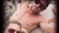 Chris Hemsworth dan Elsa Pataky bersantai bersama. Foto: Instagram Chris Hemsworth