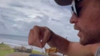 Kali ini Chris Hemsworth mencicipi makanan dengan menikmati pemandangan alam Bali. Foto: Instagram Chris Hemsworth