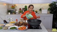 Semakin sukses, kini dapur Farida Nurhan semakin bagus. Tampilannya jadi minimalis dan rapih. Foto: YouTube Farida Nurhan