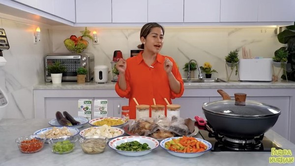 Potret Dapur Farida Nurhan yang Minimalis Buat Konten Masak