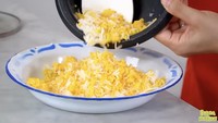 Peralatan dapur milik Farida Nurhan juga sangat beragam. Ia juga memiliki piring jadul yang terbuat dari kaleng. Foto: YouTube Farida Nurhan