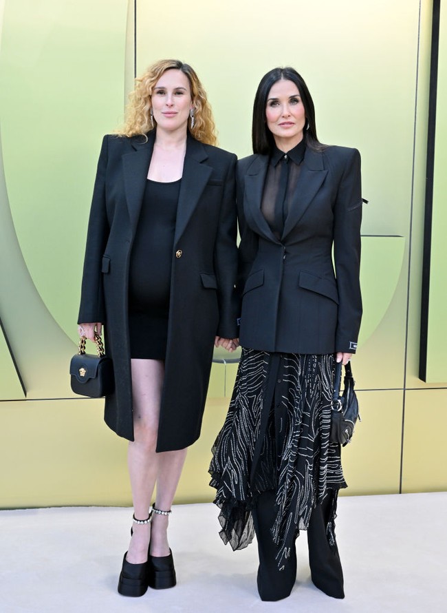 Demi Moore beberapa waktu lalu juga tampil memesona saat berpose bersama putri sulungnya yang tengah hamil, Rumer Willis. Foto: Getty Images