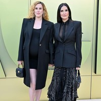 Demi Moore beberapa waktu lalu juga tampil memesona saat berpose bersama putri sulungnya yang tengah hamil, Rumer Willis. Foto: Getty Images