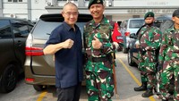 Letkol Inf Achmad Zaki dan Gunadi Karjono, pengusaha Semarang yang membiayai pembangunan Monumen Kasih Karunia.