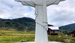Belasan Hari Menggotong Patung Yesus ke Ketinggian 2.416 MDPL Papua