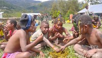 Upacara bakar batu mewarnai peresmian Monumen Kasih Karunia di Lanny Jaya, Papua.