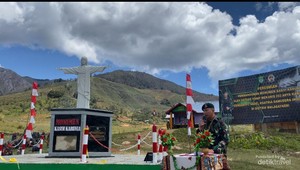 Belasan Hari Menggotong Patung Yesus ke Ketinggian 2.416 MDPL Papua