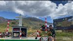 Belasan Hari Menggotong Patung Yesus ke Ketinggian 2.416 MDPL Papua