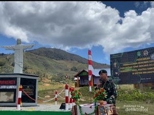 Belasan Hari Menggotong Patung Yesus ke Ketinggian 2.416 MDPL Papua