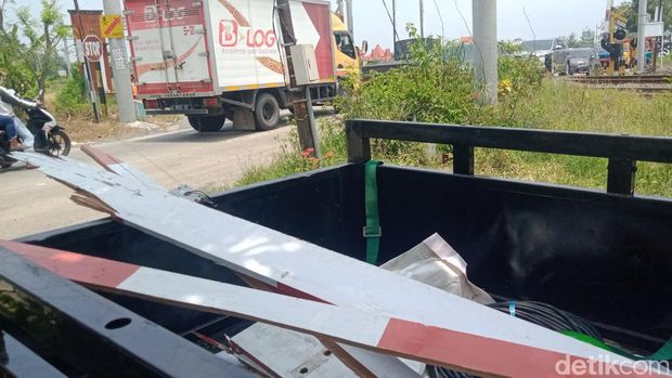 Dua palang perlintasan kereta api (KA) di jalan Pakis-Daleman, Desa Sekaran, Kecamatan Wonosari, Klaten, rusak ditabrak truk cor molen, Rabu (22/3/2023). Dua palang perlintasan kereta api (KA) di jalan Pakis-Daleman, Desa Sekaran, Kecamatan Wonosari, Klaten, rusak ditabrak truk cor molen, Rabu (22/3/2023).