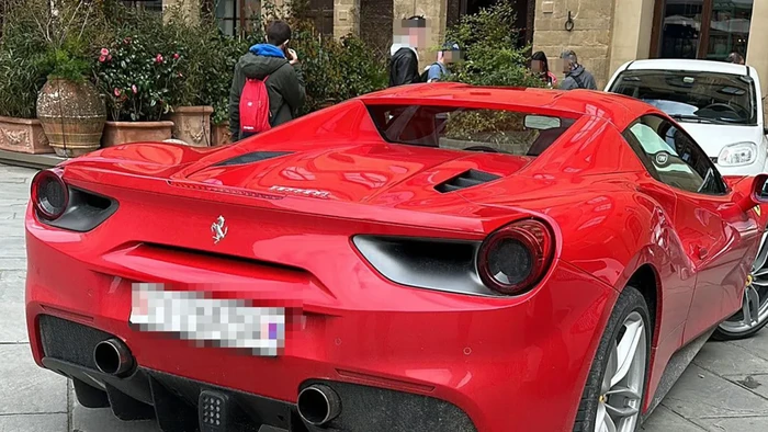 Ferrari masuk alun-alun Florence