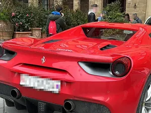 Turis Nyelonong Bawa Ferrari ke Alun-alun Terkenal, Didenda Rp7,7 Juta!