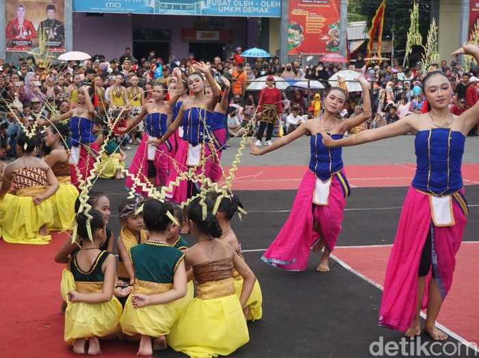 Festival Megengan dan Kirab Budaya Kota Wali 2023 di Alun-alun Kabupaten Demak, Jawa Tengah, Rabu (22/3/2023).
