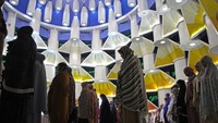 Sejumlah jemaah tampak khusyuk saat menunaikan Salat Tarawih. ANTARA FOTO/Arnas Padda