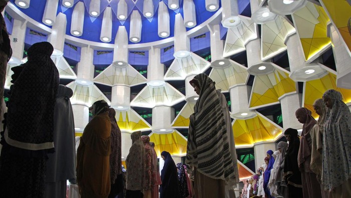 Foto-foto Salat Tarawih Pertama di Sejumlah Wilayah Indonesia