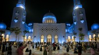 Di Surakarta, Jawa Tengah, warga menggelar Salat Tarawih di Masjid Agung Sheikh Zayed. ANTARA FOTO/Mohammad Ayudha