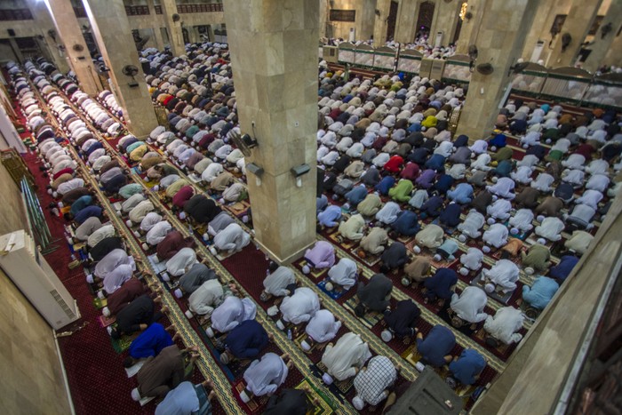 Foto-foto Salat Tarawih Pertama di Sejumlah Wilayah Indonesia