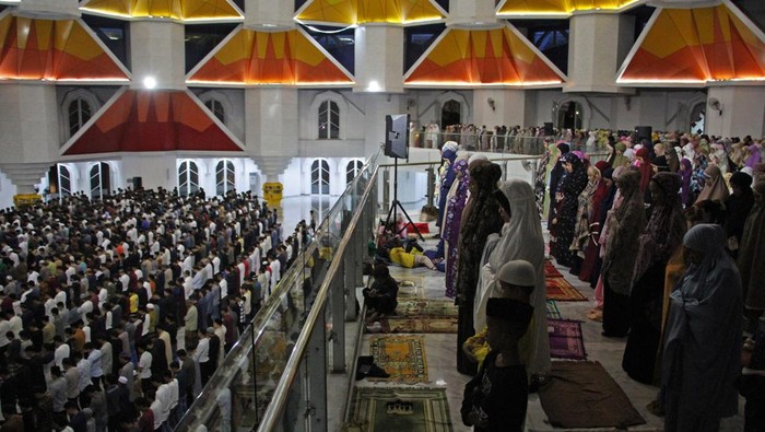 Foto-foto Salat Tarawih Pertama di Sejumlah Wilayah Indonesia Foto-foto Salat Tarawih Pertama di Sejumlah Wilayah Indonesia