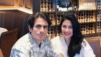 Seperti pasangan remaja, begini keseruan Gadis Sadiqah dan Danar Guritno saat ngafe bareng. Sebelum pesanan datang, mereka sempatkan untuk foto bersama. Foto: Instagram @gadiscsadiqah
